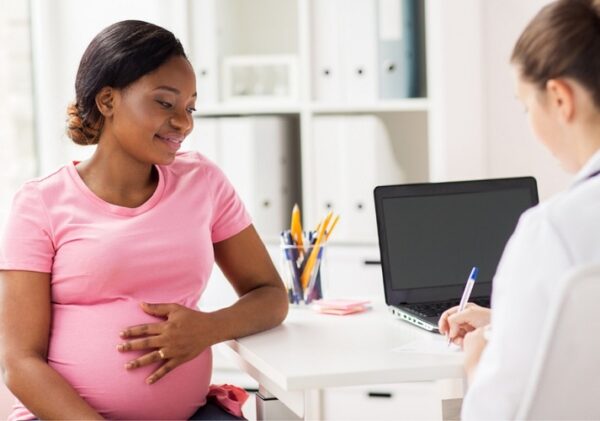 Gestante em consulta de pré-natal na Clínica Promed em Belém.