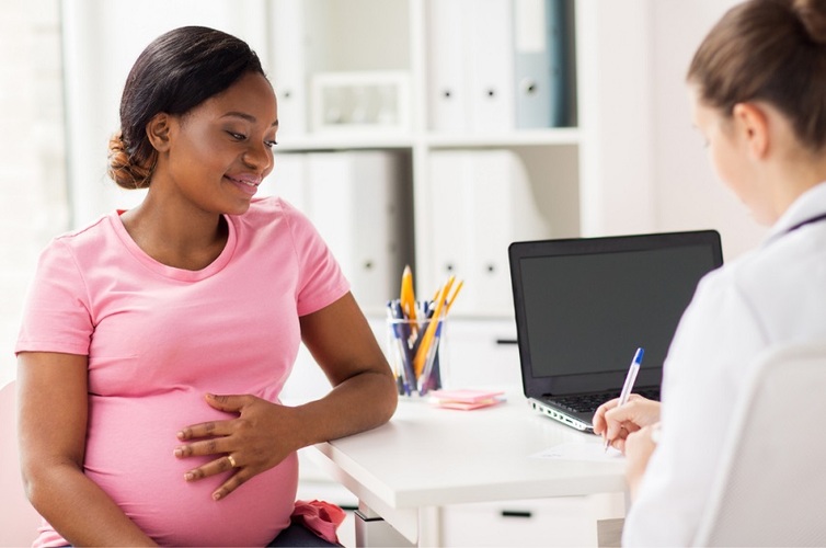 Gestante em consulta de pré-natal na Clínica Promed em Belém.